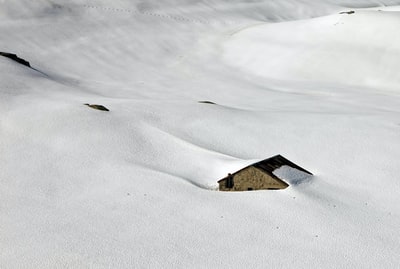 积雪房屋的航空摄影